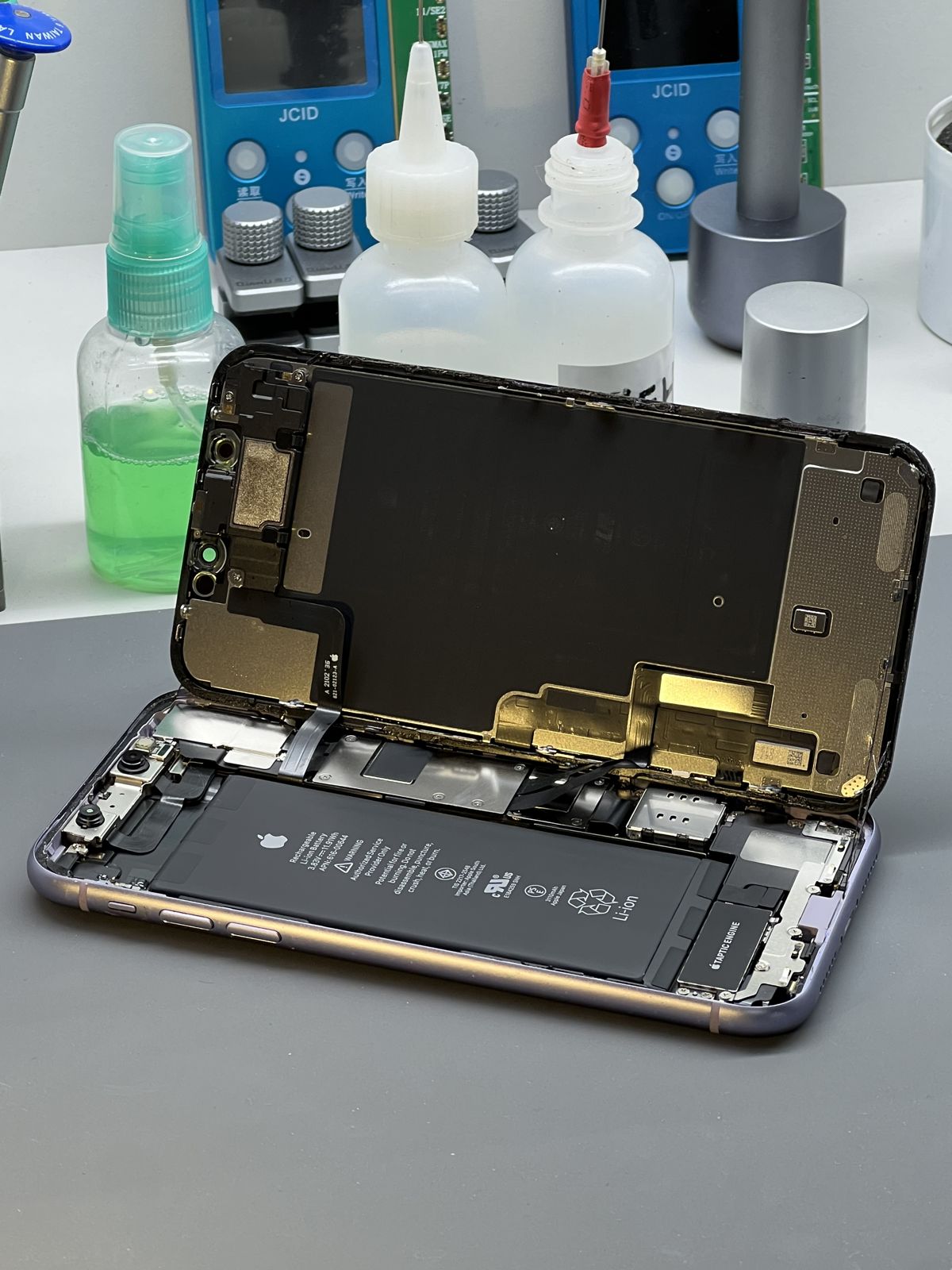 Ремонт iPhone на стенде — TRIGGER.CLUB